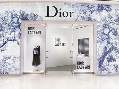 Dior与公海贵宾会不锈钢屏风厂家的多层包包陈列架定制案例